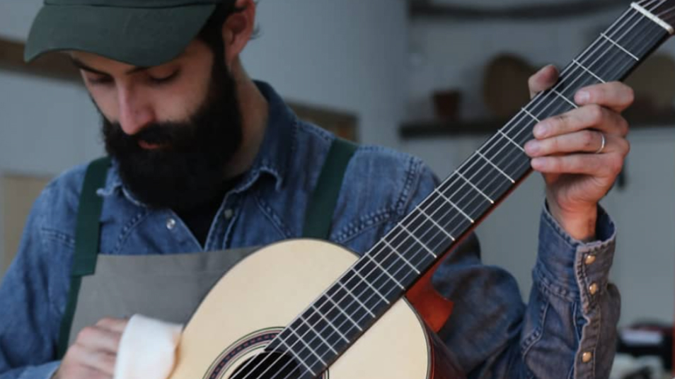 Décollement de Chevalet sur Guitare : Causes et Solutions - Luthier Denat  Montréal