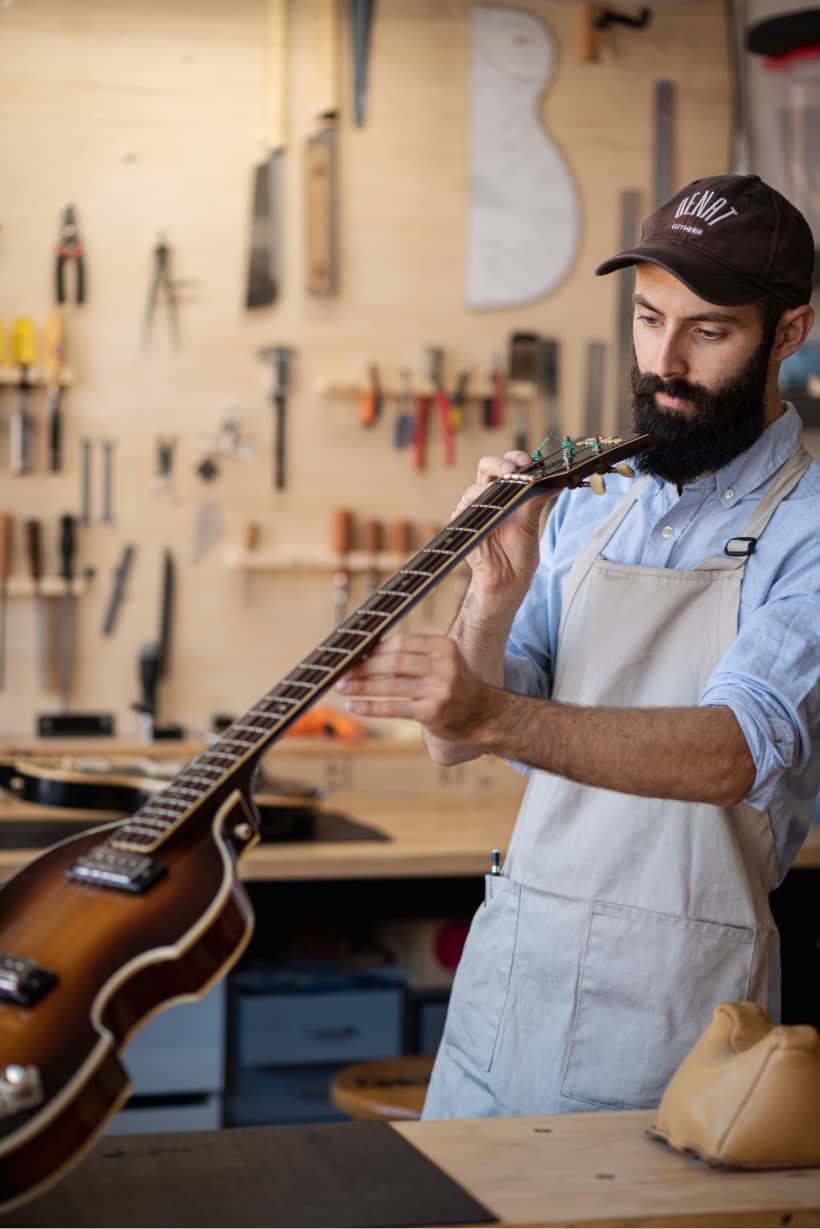 Luthier vérifiant l'ajustement d'un instrument