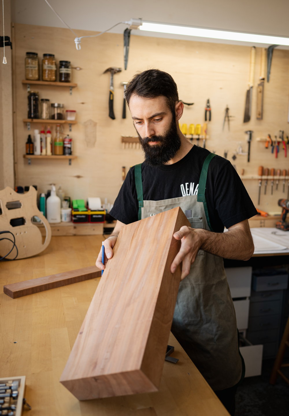 Luthier tenant un bloc de bois